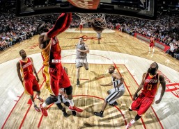 易胜博体育-篮球明星助阵球队，引爆赛场热潮